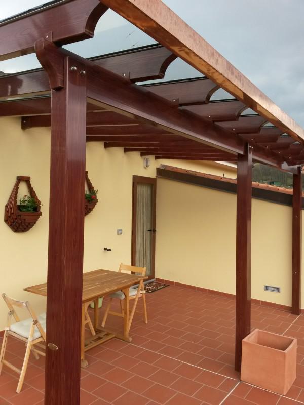 Tettoia simil legno con copertura in vetro